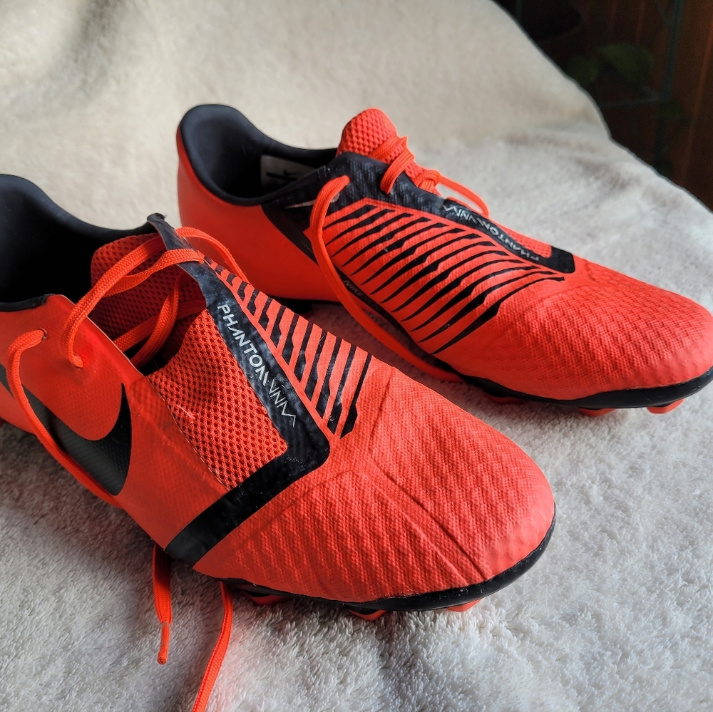Nike Phantom Venom Soccer Cleats - Red and Black ,Unsex Size 9.5
